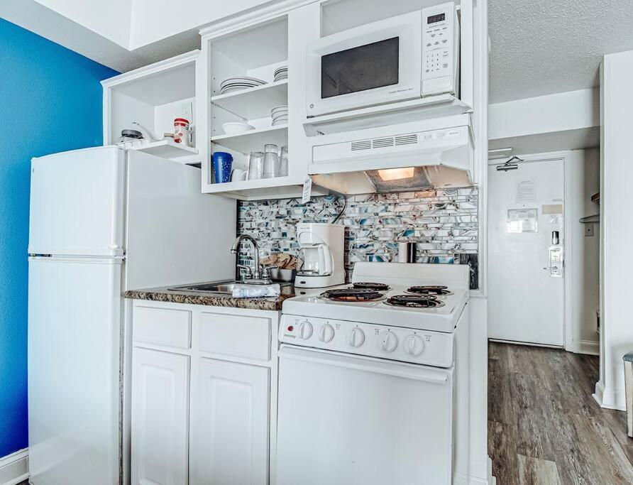 Ocean Front Comfy Condo W/Kitchen, Sleeps 4, Snowbird Paradise Миртл-Бич Экстерьер фото